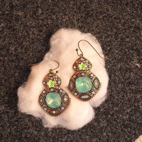 💥SALE💥NEW Flower Jeweled Green Gold Bohemian Dangle Earrings - Picture 3 of 5